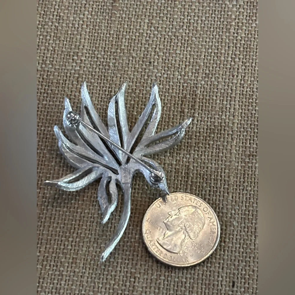 CROWN TRIFARI VINTAGE BRUSHED SILVER TONE PLANT BROOCH